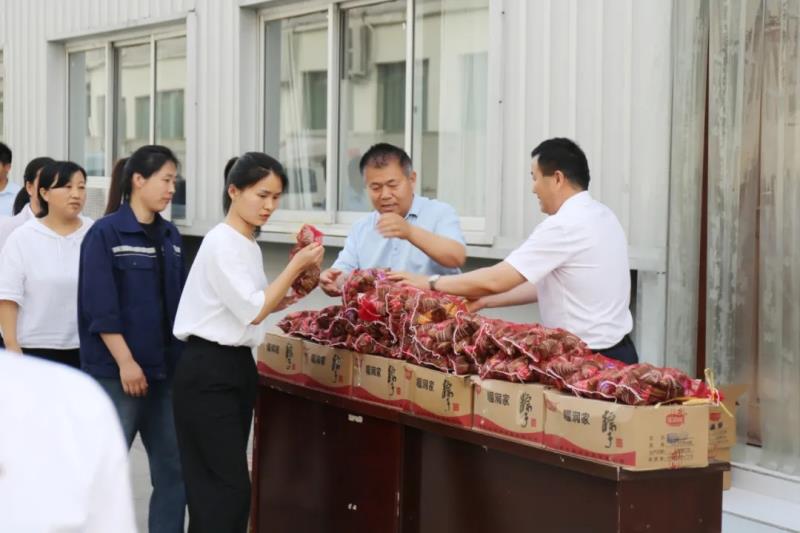 “粽葉飄香 歲歲安康” 一順?biāo)帢I(yè)工會舉辦端午節(jié)送安康活動