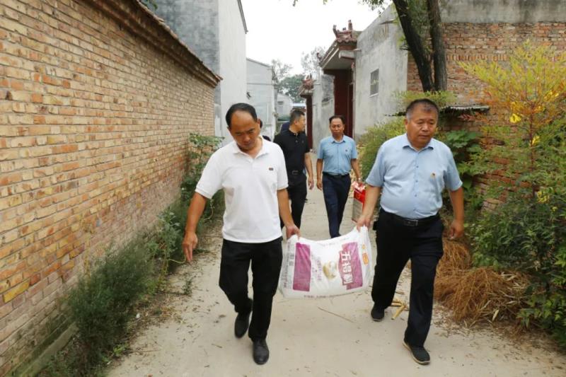 中共一順?biāo)帢I(yè)黨支部書記韓世洪、黨員先鋒崗、一順?biāo)帢I(yè)駐河南辦事處主任武雙印捐贈錢物慰問貧困戶